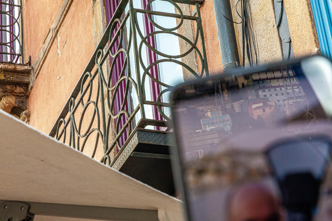 O telemóvel mostra. A fotografia revela.